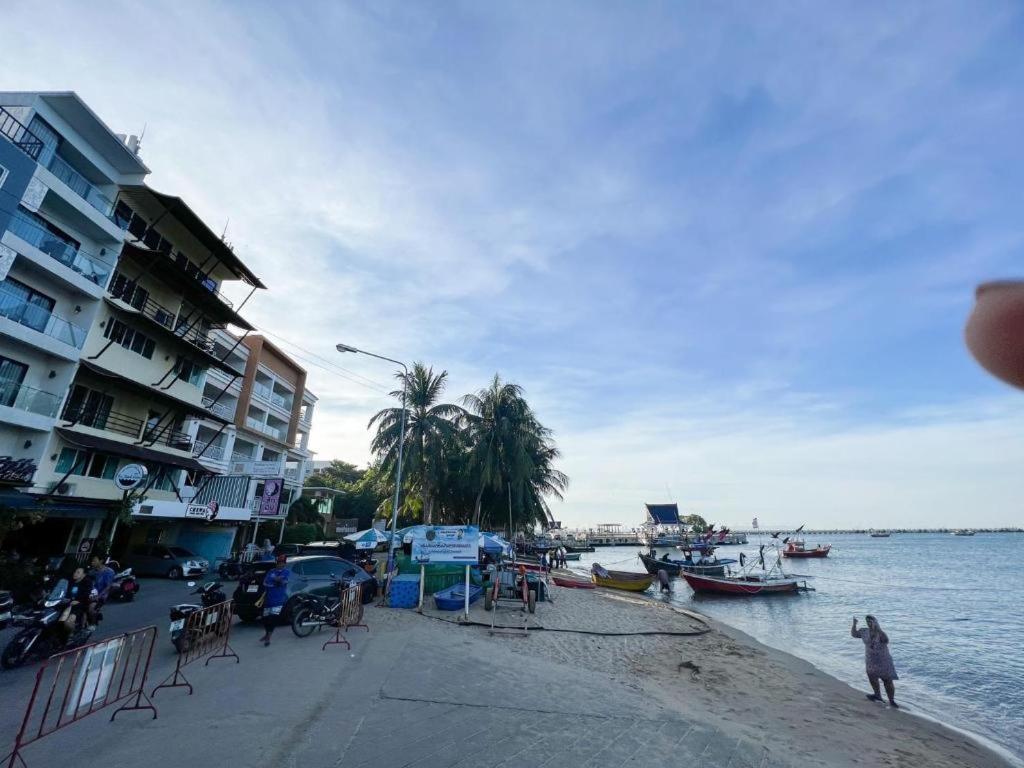 Nana Chat Bangsaen Hotel Si Racha Extérieur photo