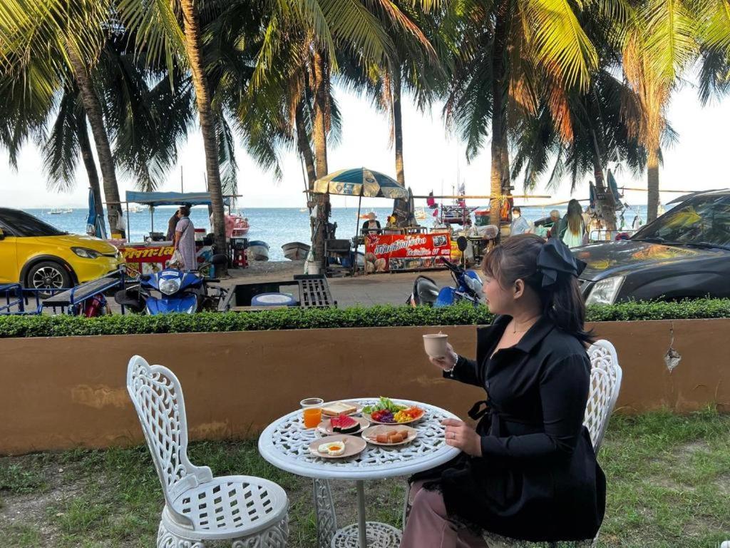 Nana Chat Bangsaen Hotel Si Racha Extérieur photo