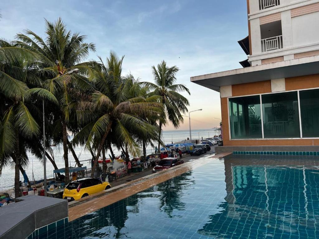 Nana Chat Bangsaen Hotel Si Racha Extérieur photo