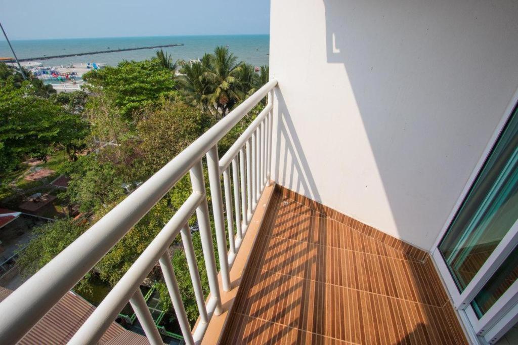 Nana Chat Bangsaen Hotel Si Racha Extérieur photo