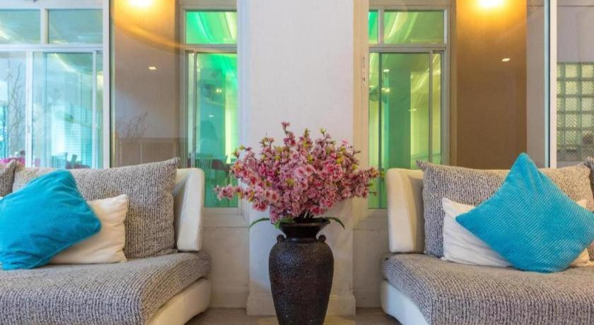 Nana Chat Bangsaen Hotel Si Racha Extérieur photo