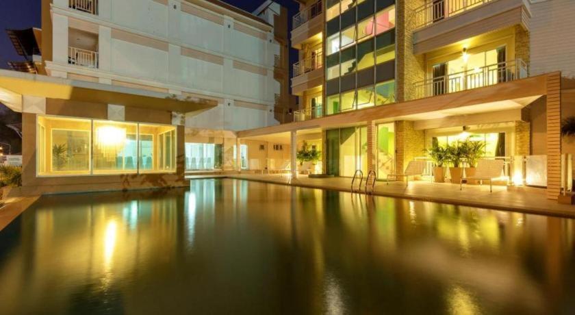 Nana Chat Bangsaen Hotel Si Racha Extérieur photo