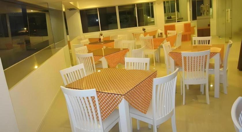 Nana Chat Bangsaen Hotel Si Racha Extérieur photo