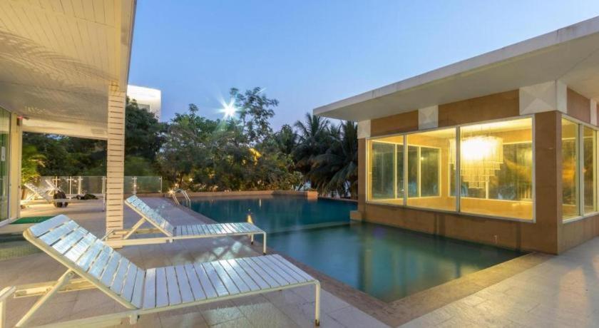 Nana Chat Bangsaen Hotel Si Racha Extérieur photo