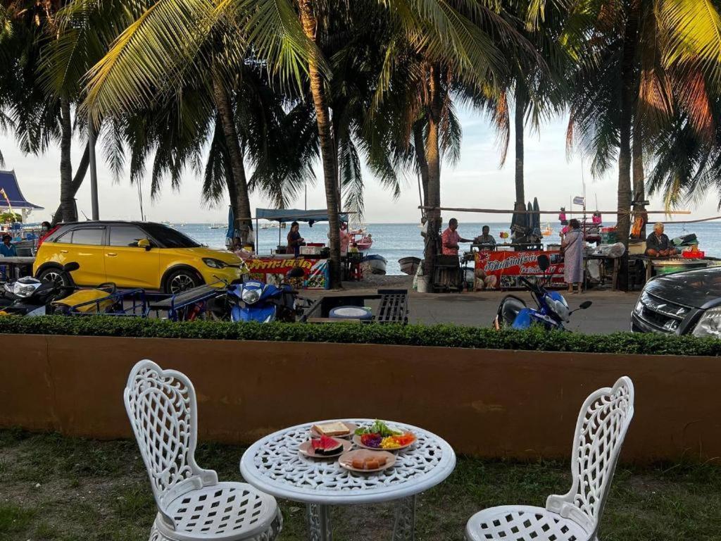Nana Chat Bangsaen Hotel Si Racha Extérieur photo